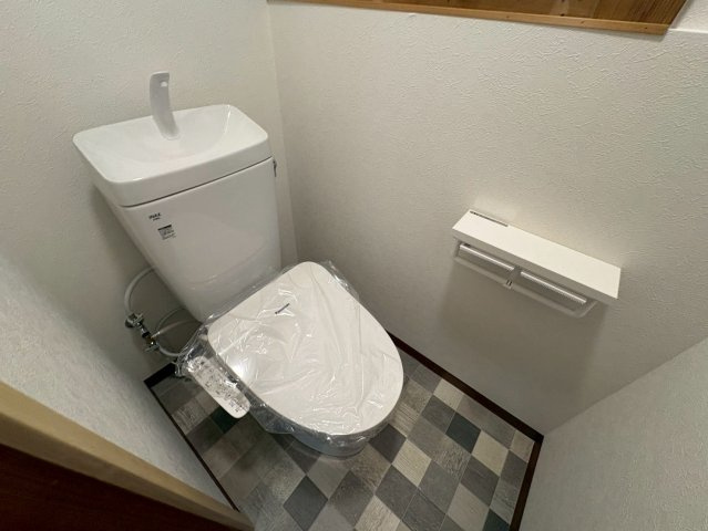 新家二丁目貸家のトイレ