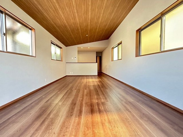 乙訓郡大山崎町字大山崎小字茶屋前の居間・リビング|天井アクセントのあるLDK空間です。