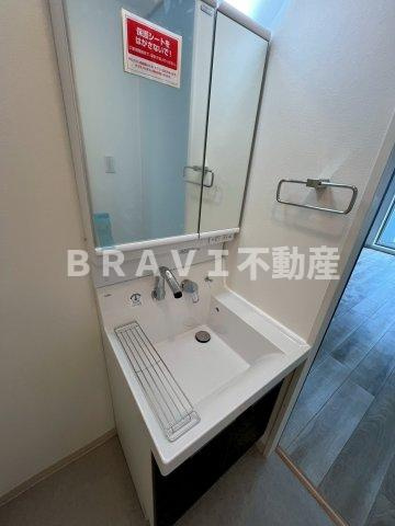 GRAND STEADY徳井町　BRAVI不動産の独立洗面台|【GRAND STEADY徳井町】小物を置くことができて便利です