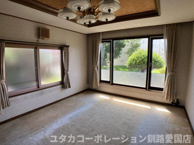 【居間・リビング】 | 緑ケ岡5丁目40-64売家 | 窓は東と南向き２面、日当たり良好です！