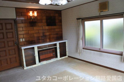 【居間・リビング】 | 緑ケ岡5丁目40-64売家 | 窓は東と南向き２面、日当たり良好です！