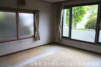 【居間・リビング】 | 緑ケ岡5丁目40-64売家 | 窓は東と南向き２面、日当たり良好です！