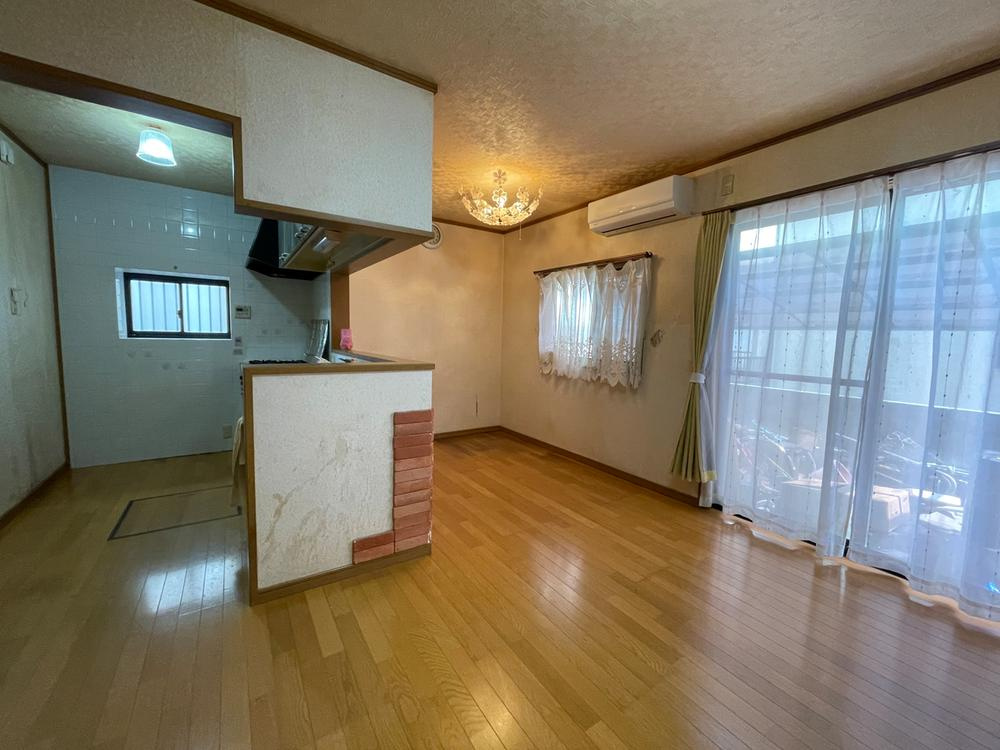 明石市魚住町長坂寺戸建の居間・リビング|【LDK/約15.0帖】
自然換気がスムーズに行える2面採光。通風を確保しやすい設計です。現況空室につき、ゆったりと内覧いただけます。