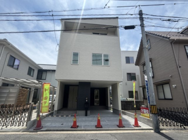 西区古江新町の駐車場|前面道路は広く車の出し入れもスムーズ。落ち着いた住環境で安心して暮らせます。