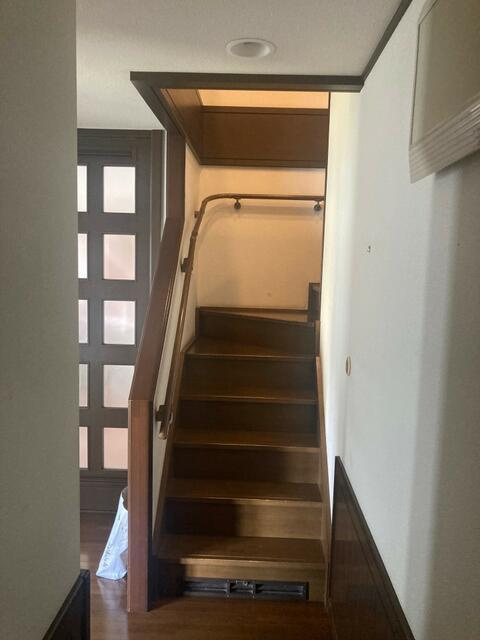 富士市中野の中古一戸建|階段（１階から２階に） 