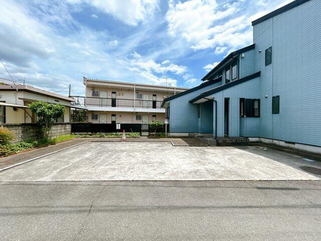 富士市中里の中古一戸建|北東側駐車場。普通車４台並列… 