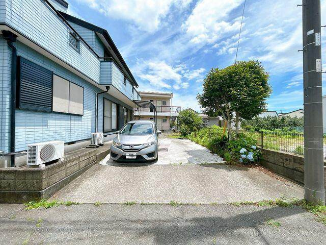 富士市中里の中古一戸建|南西側駐車場。普通車２台並列… 