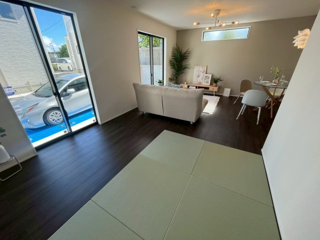グラファーレ南城市玉城親慶原２棟の居間・リビング|こちらのリビングで趣味の時間をお楽しみください
