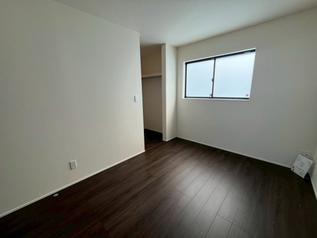 グラファーレ南城市玉城親慶原２棟の洋室|個人の部屋や寝室として使える洋室です