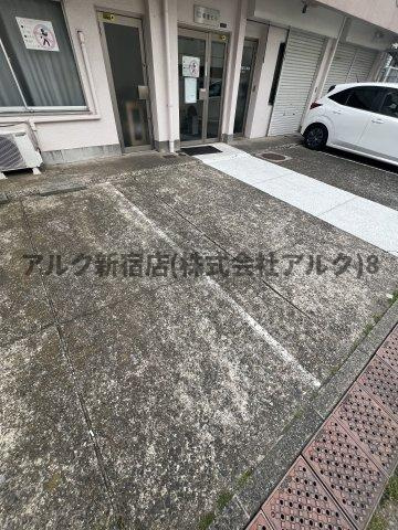 新星ビルの駐車場