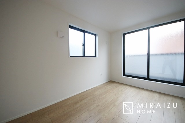 【子供部屋】 | お子様のお部屋にも主寝室にも使えますね。窓が二面についていますので採光もばっちり、空気の入れ替えもOK！自分のお部屋を持ちたいお子様の夢を叶えます！