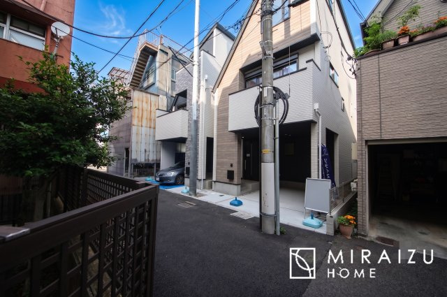 【外観】 | 青く澄み渡った綺麗な空と、陽の光をたっぷりと受ける、そんな新築住宅で新生活をスタートしてみませんか？見学・ご相談等、ミライズホーム(株)までお気軽にご連絡下さい。