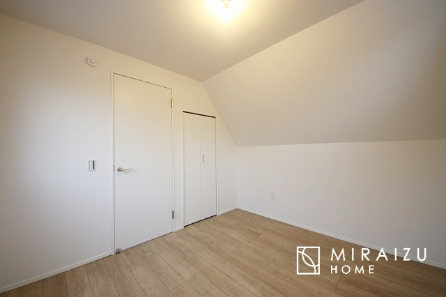 【子供部屋】 | 床のフローリングもオシャレな洋室が嬉しいです。独立性のある住宅ですので、各居室それぞれ、テイストの違うお部屋インテリア造りをしても面白いかもしれませんね！