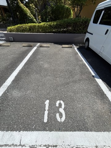 カルシア小戸B棟の駐車場