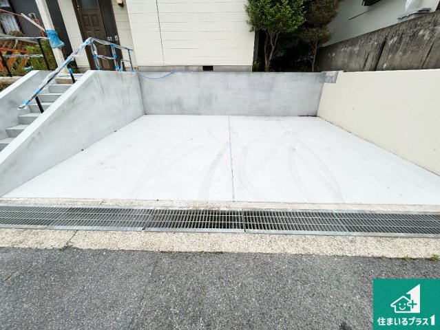 現地説明会　北葛城郡広陵町馬見北の居間・リビング|日当たり良好の明るいリビングで朝の目覚めもスッキリできそう！対面キッチンでご家族のコミュニケーションも自然と増える設計！小さなお子様が遊ぶスペースを作っても広々とくつろげるLDK！