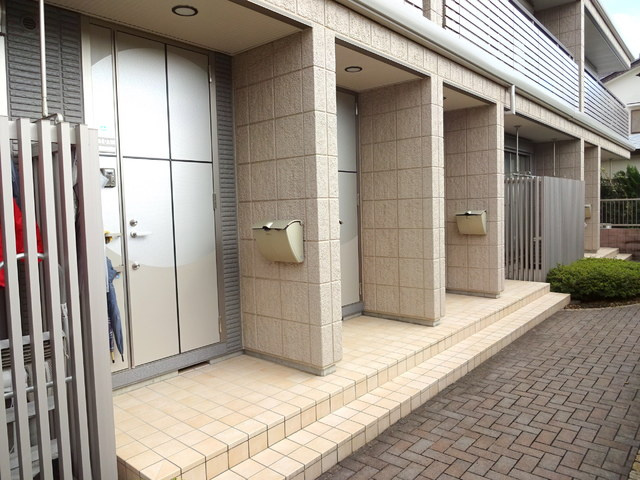 カーサ　アリビオのエントランス|★１階に専用玄関★