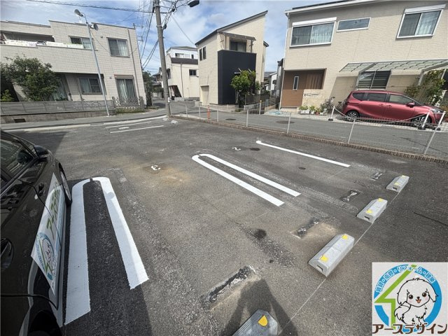 ルミエール伍番館の駐車場