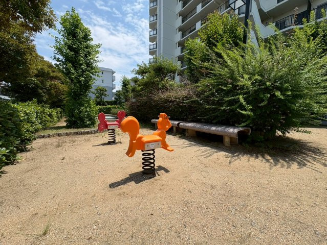 ユニハイム北田辺アクロスのその他|敷地内にはお子様が遊べる公園スペースがございます。子育て世帯にも嬉しい住環境です♪