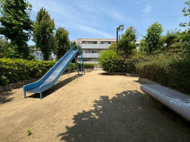 ユニハイム北田辺アクロスの庭|緑に囲まれた敷地内の遊び場。小さなお子様の遊び場として、身近に利用できる点が魅力です♪