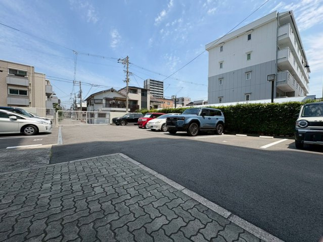 ユニハイム北田辺アクロスのその他|敷地内駐車場の様子です。空き状況や利用条件についてはお気軽にお問い合わせください。