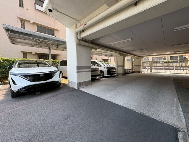 ユニハイム北田辺アクロスの駐車場|ゆとりある敷地内スペース。駐車場や共用部分も管理されており、落ち着いた住環境が感じられます。