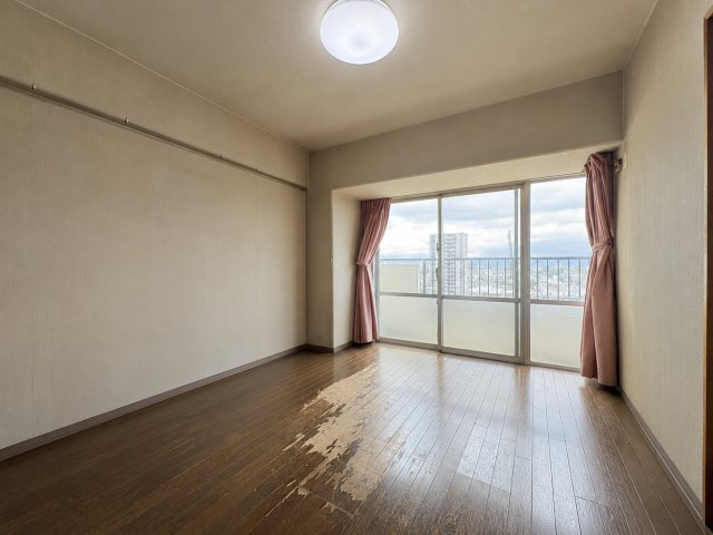 ユニハイム北田辺アクロスのダイニング|大きな窓から光が入る明るいお部屋。家具の配置もしやすく、ゆったりとした空間としてお使いいただけます。