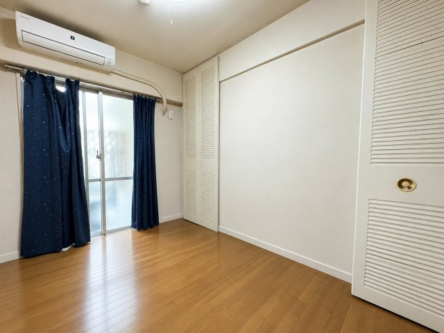 ユニハイム北田辺アクロスの洋室|収納も備わっており、寝室や子ども部屋、ワークスペースなど幅広く活用できます。（家具等はCGにより削除
