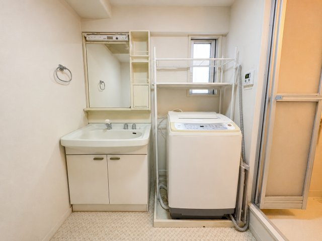 ユニハイム北田辺アクロスの独立洗面台|洗面台と洗濯機置場がまとまった使いやすい洗面スペース。身支度や家事動線もスムーズです。（家具等はCG