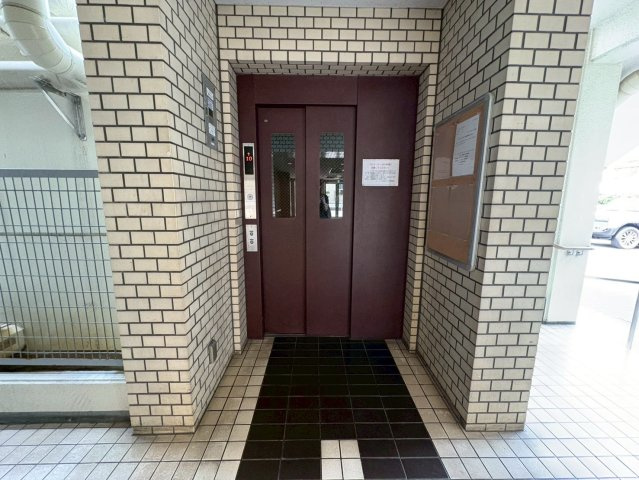 ユニハイム北田辺アクロスのその他共用部分|共用部にはエレベーターを完備。上階への移動もスムーズで、毎日の生活を快適にサポートします。