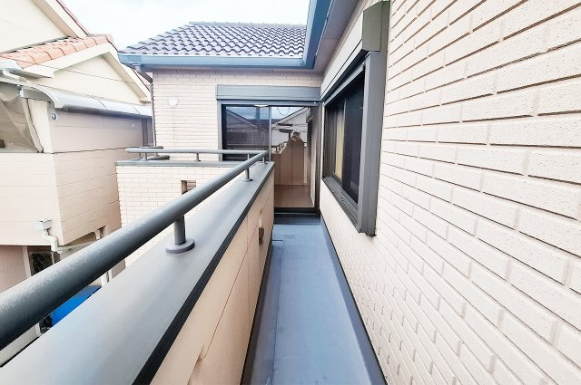 堺市西区鳳西町2丁のバルコニー|バルコニー：洋室1・3から出入り可能な2Way動線です。