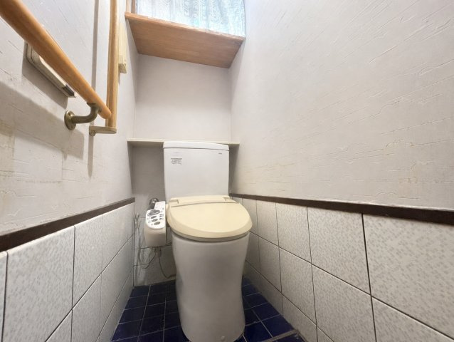 阿倍野区共立通1丁目のその他|温水洗浄便座付きのトイレです。手すりも設置されており、日々の使いやすさに配慮されています。