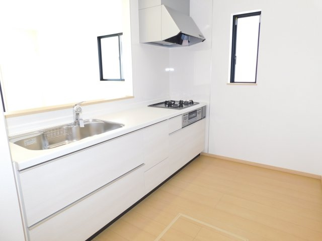 北名古屋市鍜治ケ一色西一丁目の新築一戸建のキッチン|◇キッチン◇　　人気の対面式・人造大理石カウンターシステムキッチン・浄水機能付ハンドシャワー・スローインクローズレール・静音仕様シンク・Ｓｉセンサーコンロ（３口）・床下収納庫