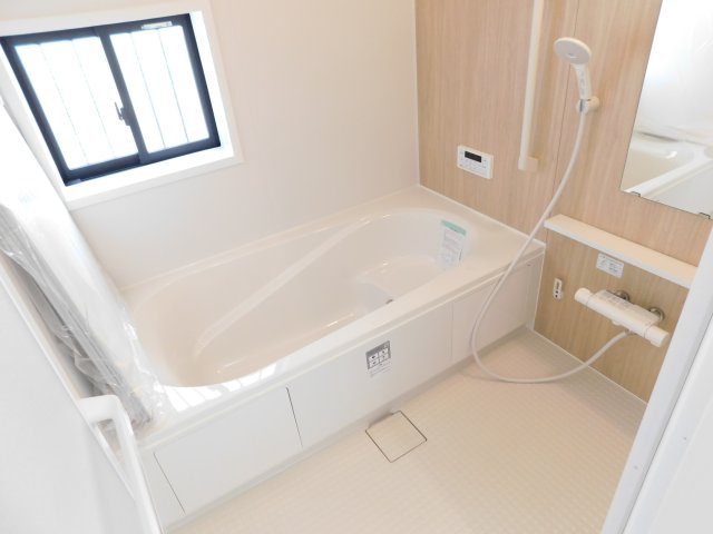 北名古屋市鍜治ケ一色西一丁目の新築一戸建の浴室|◇浴室◇　　広い１坪サイズ（LIXIL）・保温浴槽・エコベンチ浴槽・追い焚き・オートバス・浴室暖房乾燥機・キレイサーモフロア・バリアフリーバス・浴室窓あり