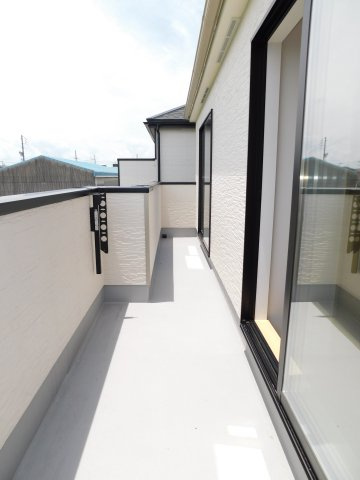 北名古屋市鍜治ケ一色西一丁目の新築一戸建のバルコニー|◇バルコニー◇　　洋室２部屋に面した陽当り良好なワイドバルコニー♪　