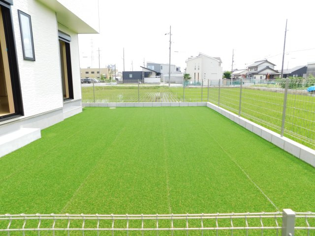北名古屋市鍜治ケ一色西一丁目の新築一戸建の庭|◇庭◇　　ＢＢＱや家庭菜園などが楽しめる人工芝の広い庭付き♪