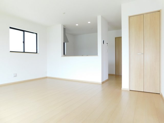 北名古屋市鍜治ケ一色西一丁目の新築一戸建の居間・リビング|◇リビング◇　　南面で明るいリビング約１６．０帖　リビングや庭が見渡せる対面キッチン♪