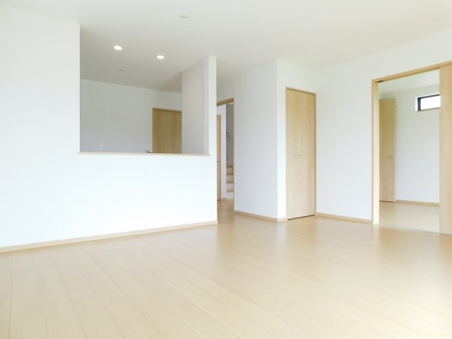 北名古屋市鍜治ケ一色西一丁目の新築一戸建の居間・リビング|◇リビング◇　　南面で明るいリビング約１６．０帖　洋室と続き間で２２．０帖の広々空間になります♪