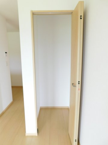 北名古屋市鍜治ケ一色西一丁目の新築一戸建の収納|◇リビング収納◇　　日用品や掃除用具を収納できるリビング収納♪