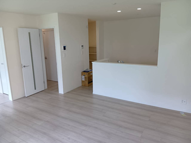 【居間・リビング】 | 沼津市下香貫3009番 新築建売分譲住宅 建物＋土地 TW06174 | 沼津市下香貫牛臥　A号棟　リビング　※令和8年8月10日撮影