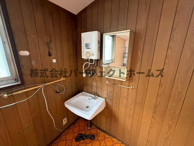 香里ヶ丘1丁目戸建　賃貸の洗面所|スペースが確保できる洗面所です