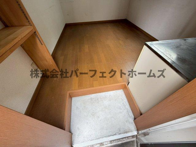 香里ヶ丘1丁目戸建　賃貸の内装|明るい室内です