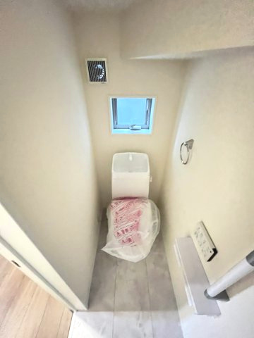 【トイレ】 | 那珂川市大字山田　1号棟（全2棟）【仲介手数料無料・0円】 | 現地写真。1階のトイレです。