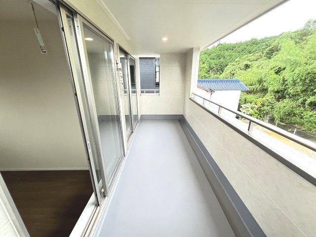 【バルコニー】 | 那珂川市大字山田　1号棟（全2棟）【仲介手数料無料・0円】 | 現地写真。インナーバルコニーです。