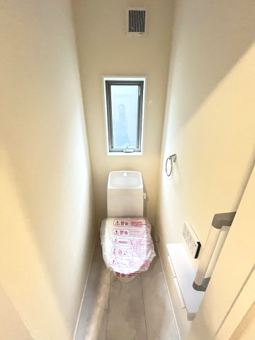【トイレ】 | 那珂川市大字山田　1号棟（全2棟）【仲介手数料無料・0円】 | 現地写真。2階にもトイレです。