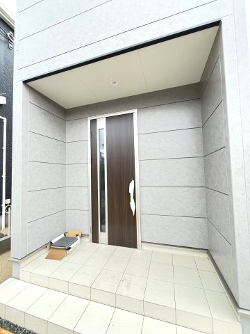 【玄関】 | 那珂川市大字山田　1号棟（全2棟）【仲介手数料無料・0円】 | 現地写真。