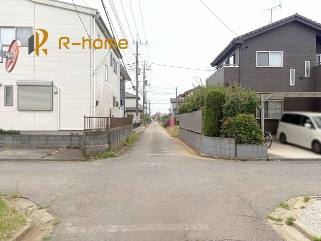 つくばみらい市伊奈東第11　新築戸建て　1号棟の前面道路含む現地写真|周辺環境も併せて案内致します♪
閑静な住宅地で笑顔あふれる新生活！
ぜひ現地へお越しください♪