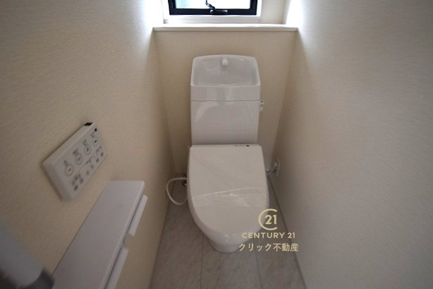 リーブルガーデン  日立市田尻町　6期　4のトイレ|毎日使う空間と機能だから、いつまでも清潔なスペースであってほしいのがトイレです。お掃除しやすいシンプルなデザインです。