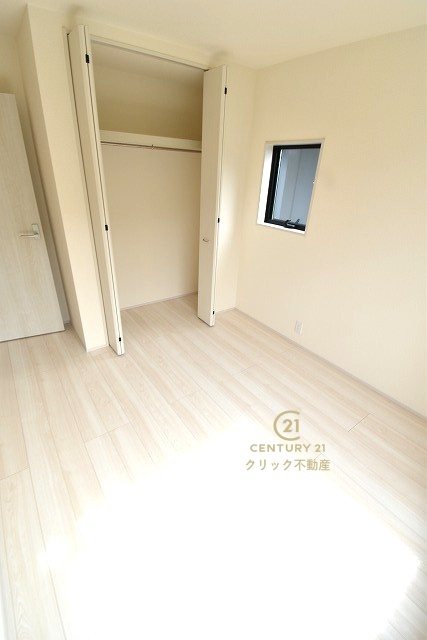 リーブルガーデン  日立市田尻町　6期　4の洋室|折戸を開くと壁面クローゼット。衣類が横一列に並ぶためひと目で洋服が選びやすい！衣類をたくさんお持ちの方もスッキリ片付きます♪