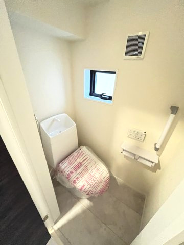 【トイレ】 | 那珂川市大字山田　2号棟（全2棟）【仲介手数料無料・0円】 | 現地写真。1階のトイレです。