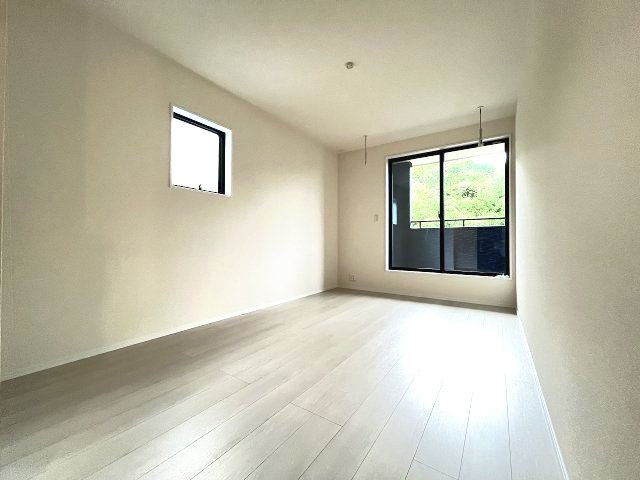 【寝室】 | 那珂川市大字山田　2号棟（全2棟）【仲介手数料無料・0円】 | 現地写真。2階主寝室です。
